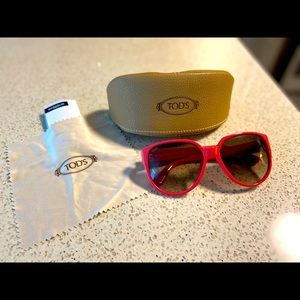 Like new ! Authentic Todd’s sunglasses w/ it all!